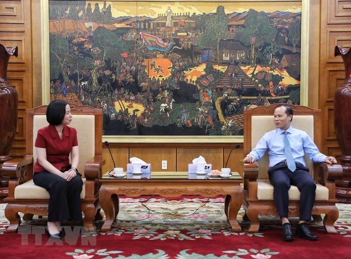 Tổng Giám đốc TTXVN Vũ Việt Trang trao đổi với Phó Chủ tịch thường trực Ủy ban Nhân dân tỉnh Bắc Giang Mai Sơn. (Ảnh: Danh Lam/TTXVN)