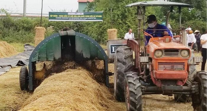 Trình diễn quy trình xử lý, ủ rơm rạ bằng cơ giới hóa tại HTX Nông nghiệp An Lỗ (Phong Điền)