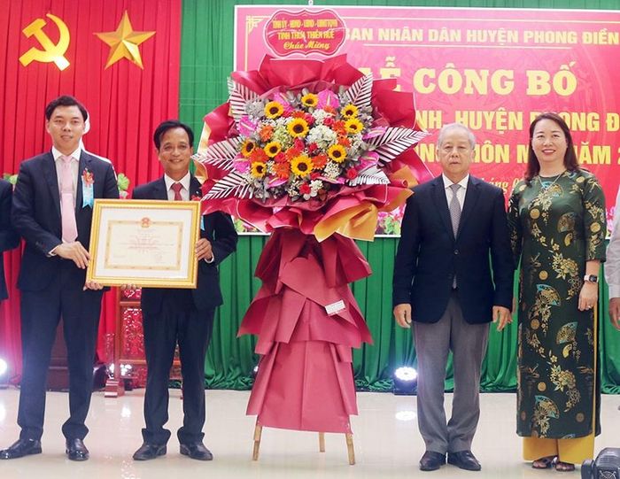 Phó Bí thư Thường trực Tỉnh ủy Phan Ngọc Thọ trao bằng công nhận xã Phong Bình đạt chuẩn nông thôn mới