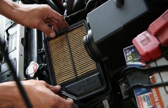 Lọc gió động cơ của xe hơi nếu không được vệ sinh và thay mới sẽ bị tắc khiến xe nóng máy, tăng tốc yếu, hao xăng…(Ảnh minh họa)