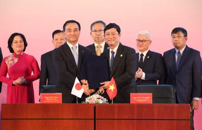 Lễ ký kết bản ghi nhớ hợp tác giữa Chủ tịch UBND tỉnh Bình Dương Võ Văn Minh (thứ 3 từ phải sang) và Ngài Muraoka Tsugumasa Thống đốc tỉnh tỉnh Yamaguchi (Nhật Bản)