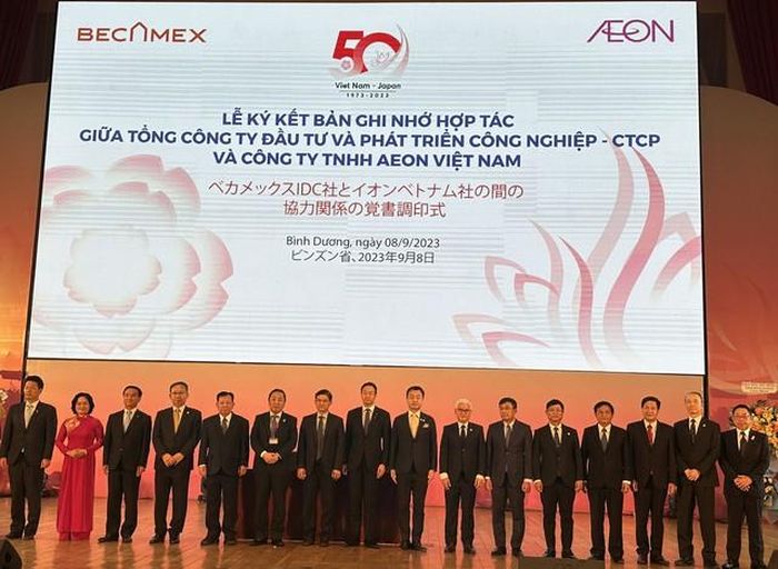 Lãnh đạo tỉnh Bình Dương và lãnh đạo tỉnh Yamaguchi (Nhật Bản) chứng kiến ký kết giữa Tổng công ty Becamex IDC hợp tác với Công ty TNHH AEON.