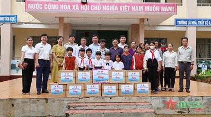 - Đoàn Thanh niên Tổng công ty Tân Cảng Sài Gòn trao vở, dụng cụ học tập tặng học sinh Trường Tiểu học-Trung học cơ sở Nguyễn Tất Thành, huyện Ia H'Drai.