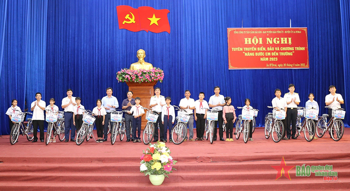 Đoàn Thanh niên Tổng công ty Tân Cảng Sài Gòn trao xe đạp tặng các học sinh có hoàn cảnh khó khăn huyện Ia H'Drai.