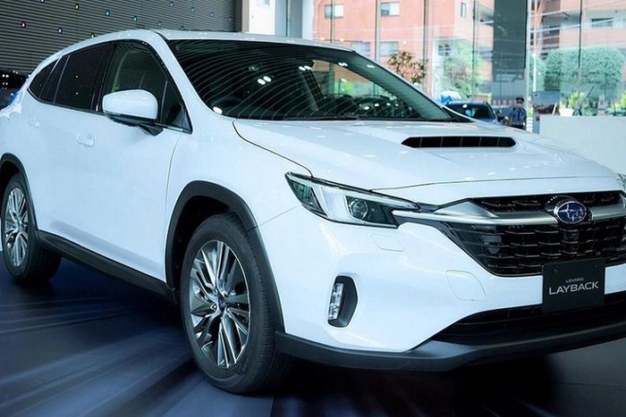 Lưới tản nhiệt của Subaru Levorg Layback 2024 được thiết kế rộng hơn so với Levorg tiêu chuẩn và có thêm nẹp màu bạc kéo dài từ logo hãng đến đèn pha hai bên. Bên cạnh đó là bộ vành hợp kim có đường kính 18 inch tiêu chuẩn, đi kèm lốp 225/55R18. Khi mua Subaru Levorg Layback 2024, khách hàng Nhật Bản có thể cá nhân hóa chiếc xe của mình bằng những gói ngoại thất như STI Aero Package, Premium Urban Package và Active Urban Package.