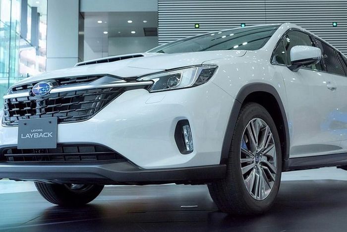 Những thông số kích thước còn lại của Subaru Levorg Layback 2024 bao gồm chiều dài 4.770 mm, chiều rộng 1.820 mm và chiều cao 1.570 mm. So với Subaru Levorg thông thường, xe dài hơn 15 mm, rộng hơn 25 mm và cao hơn 70 mm. Ngoài ra, Subaru Levorg Layback 2024 còn sở hữu thiết kế theo phong cách SUV. Xe được trang bị cản trước mềm mại hơn và nẹp màu đen xung quanh thân xe.