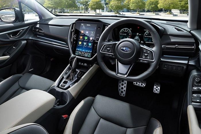 Bên trong xe, mẫu station wagon lai SUV này sở hữu nội thất về cơ bản là giống Levorg tiêu chuẩn. Trên mặt táp-lô quen thuộc của xe cũng có bảng đồng hồ kỹ thuật số 12,3 inch và màn hình cảm ứng trung tâm 11,6 inch nằm dọc. Ngoài ra, Subaru Levorg Layback 2024 còn có ghế bọc da hoặc nỉ phối 2 màu mới, vô lăng bọc da, hệ thống đèn viền nội thất, hệ thống âm thanh Harman Kardon và cửa sổ trời. 