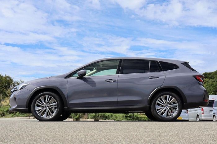 Là phiên bản gầm cao hơn của Levorg, mẫu xe lai wagon Subaru Levorg Layback 2024 được định vị giữa Crosstrek và Legacy Outback trong dòng sản phẩm của thương hiệu Nhật Bản. So với Subaru Levorg tiêu chuẩn, mẫu xe này có sự khác biệt lớn nhất là khoảng sáng gầm. Theo đó, chiều cao gầm của Subaru Levorg Layback 2024 được tăng thêm 55 mm so với Levorg tiêu chuẩn, đạt 200 mm.