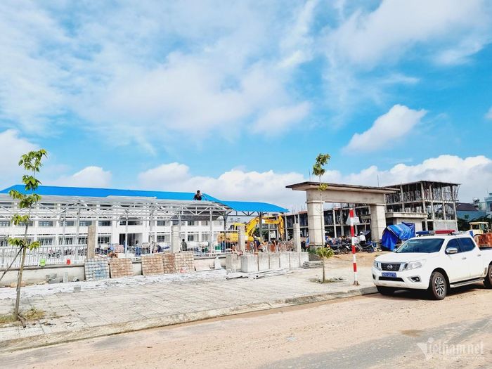 Một công trình trường học tại khu tái định cư Lộc An - Bình Sơn sắp hoàn thiện. Ảnh: Hoàng Anh