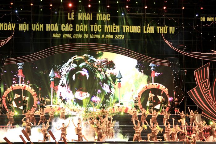Các tiết mục biểu diễn của các dân tộc miền núi tại lễ khai mạc.