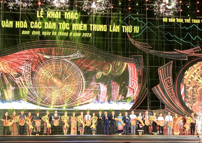 Tặng hoa và cờ lưu niệm cho các đơn vị tham gia.