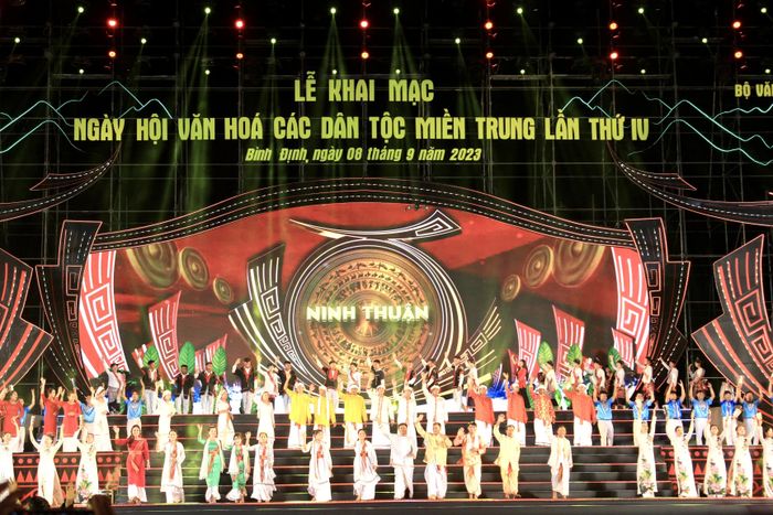 Lễ khai mạc ngày hội văn hóa các dân tộc miền Trung có sự tham gia của hàng ngàn nghệ nhân, nhạc công, diễn viên quần chúng đồng bào các dân tộc miền núi 11 tỉnh.