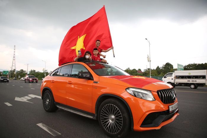  Anh Trần Duy Đạt (người cầm cờ), một cổ động viên nhiệt thành của đội tuyển Việt Nam. Ảnh: Hải Hoàng 