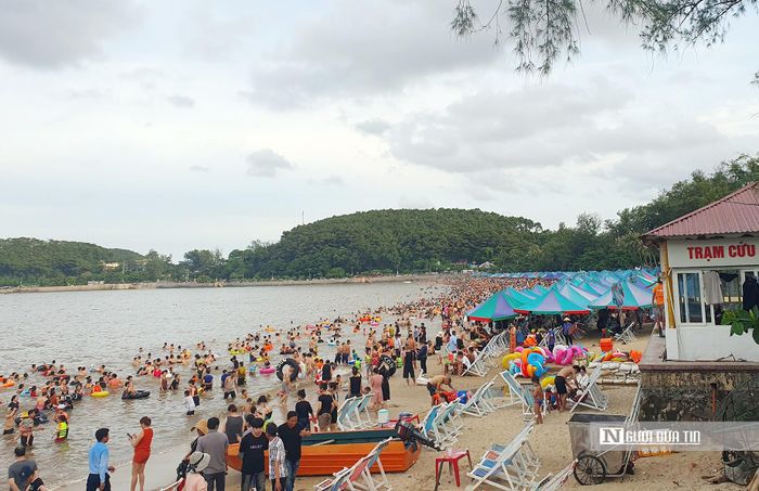 Khách du lịch tắm biển tại bãi tắm khu 2 Đồ Sơn, Tp.Hải Phòng dịp nghỉ lễ Quốc khánh 2/9.
