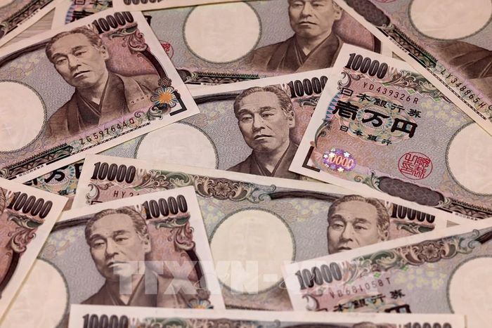 Đồng tiền mệnh giá 10.000 yen tại Tokyo, Nhật Bản. Ảnh: AFP/ TTXVN