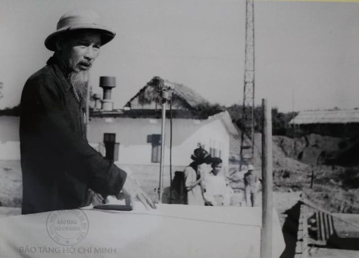 Bác Hồ thăm Nhà máy điện Lào Cai (24/9/1958). Ảnh: Tư liệu.