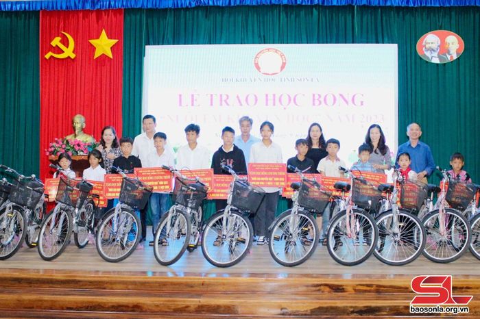 Các em học sinh nhận xe đạp của nhà tài trợ. 