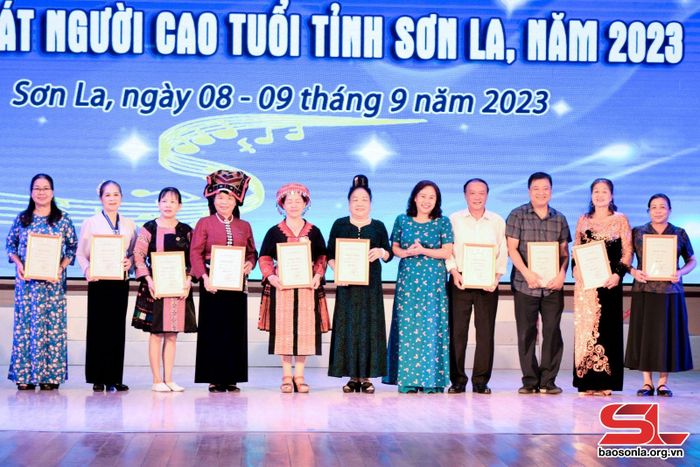 BTC trao giải A cho các tiết mục, phần trình diễn xuất sắc tại Liên hoan.