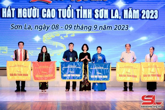 BTC trao giải cho các đoàn đạt giải tại Liên hoan.