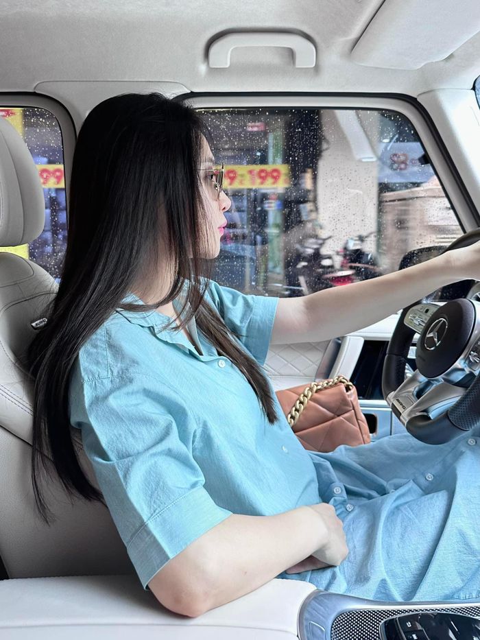 Trong bức ảnh cựu người mẫu lần đầu lộ diện sau một tháng sinh con, gương mặt và thần thái của cô không hề giống mẹ bỉm sữa đang ở cữ.