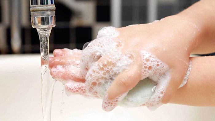 Cần rửa tay bằng xà phòng trước khi chăm sóc trẻ nhỏ hoặc trước khi ăn uống.