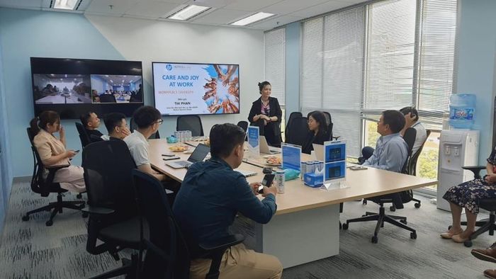 Buổi chia sẻ chủ đề “CARE AND JOY AT WORK” hướng đến các nhân viên nữ tại HP trong tuần lễ tổ chức Ngày Phụ nữ Quốc tế nhằm xóa bỏ rào cản giới tính. Ảnh: Khắc Kiên