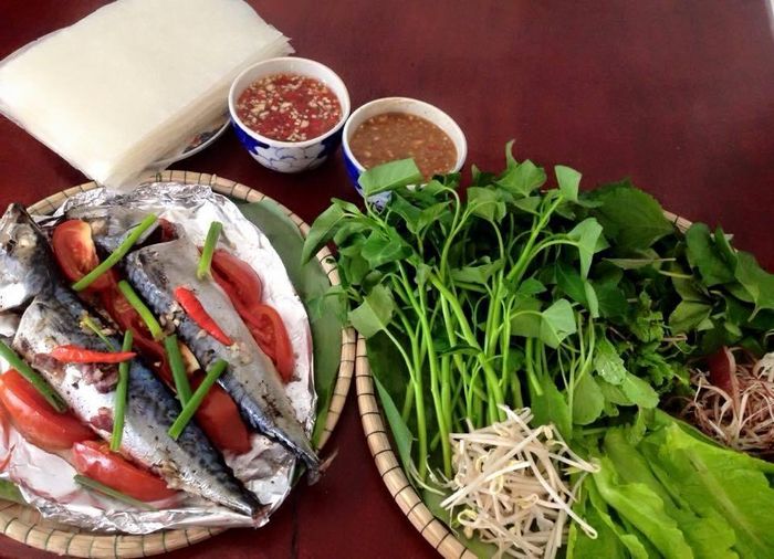  Chén nước chấm đậm vị, đĩa rau muống thơm giòn khi cuốn cùng cá nục bông hấp và bánh tráng Đại Lộc khiến món ăn càng thêm hấp dẫn. 
