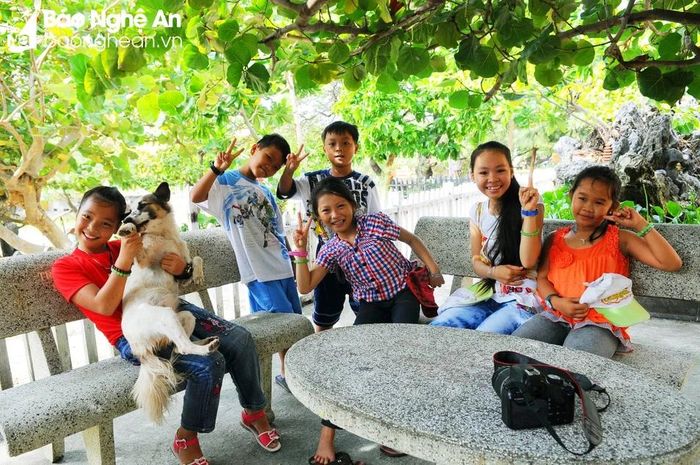  Những đứa trẻ trên đảo Sinh Tồn. Ảnh: Mai Thắng 