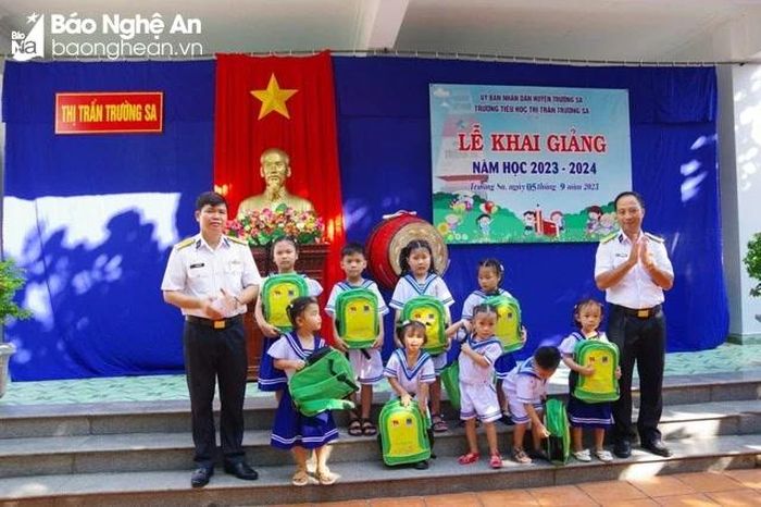  Lễ khai giảng năm học 2023-2024 ở Thị trấn Trường Sa. Ảnh: Ban chỉ huy đảo Trường Sa cung cấp. 