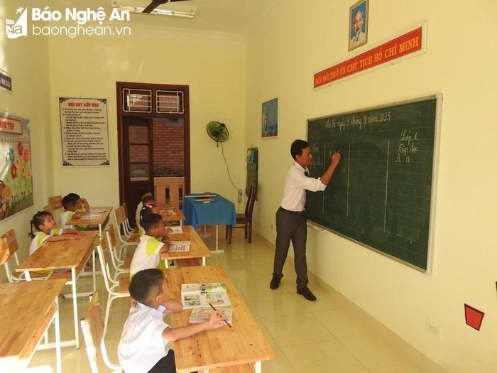  Thầy giáo Nguyễn Công Qua trong giờ dạy học ngay sau khai giảng. Anh: Nguyễn Ninh 