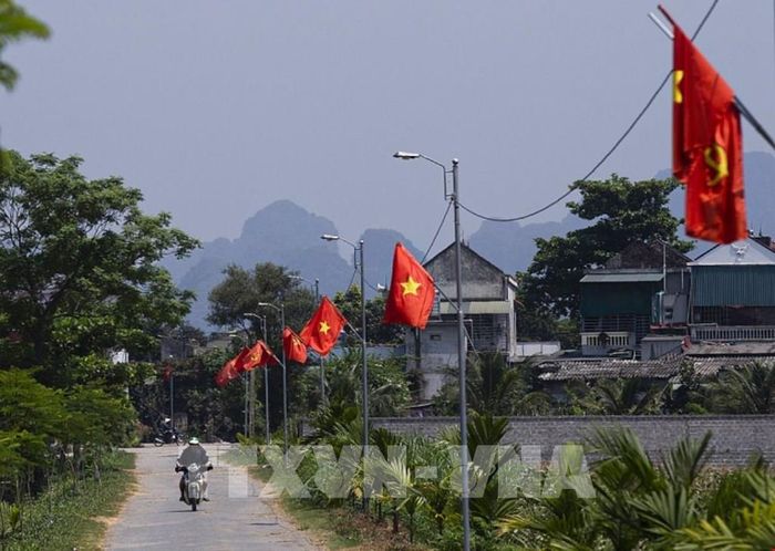 Trong ảnh: Hệ thống đường nông thôn, điện chiếu sáng được đầu tư khang trang, sạch đẹp. Ảnh: Trọng Đat-TTXVN 
