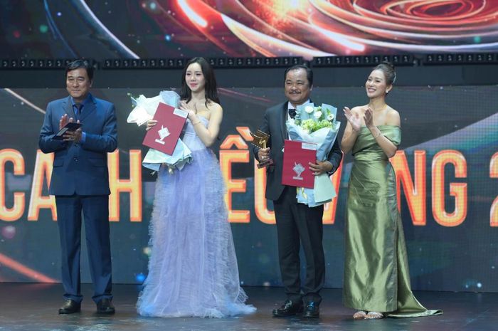 Giải nam, nữ diễn viên chính xuất sắc phim truyện truyền hình thuộc về diễn viên Quỳnh Nguyễn, vai Hạnh, phim "Đừng làm mẹ cáu" và Thái Hòa, vai Mô, phim "Mẹ Rơm" (NSƯT Nguyễn Phương Điền nhận thay).