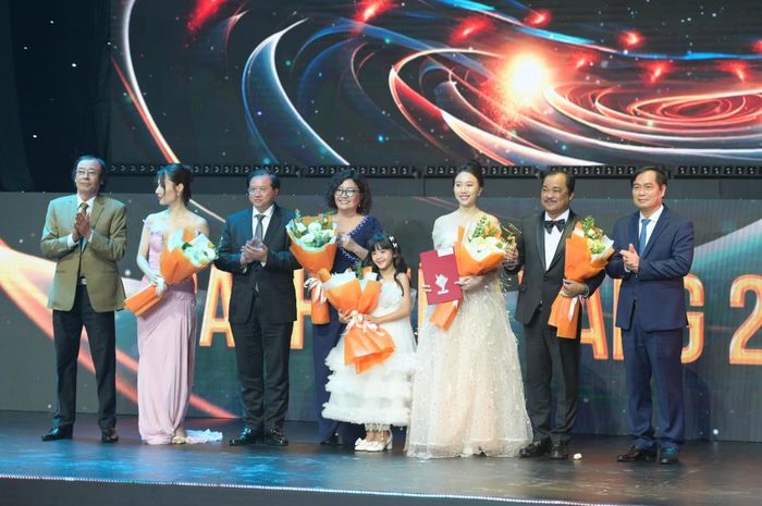 Các đại biểu trao giải Cánh diều vàng 2023 hạng mục phim truyện truyền hình cho ê kíp làm phim “Mẹ rơm”.