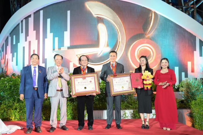 Tại sự kiện thảm đỏ, Tổ chức Kỷ lục Việt Nam trao chứng nhận xác lập kỷ lục công trình Bức tường danh vọng là công trình đầu tiên vinh danh các tác giả, tác phẩm, nghệ sĩ, người làm phim xuất sắc tại Việt Nam đạt giải Cánh diều vàng.