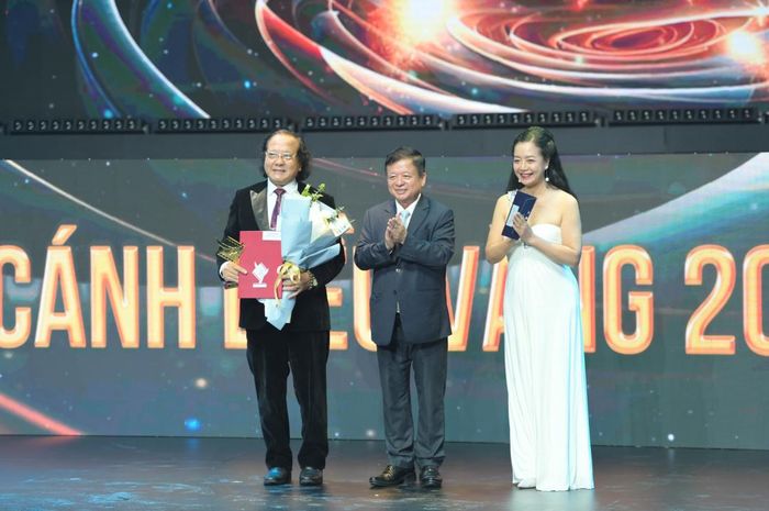 Trao giải Cánh diều vàng hạng mục công trình nghiên cứu lý luận, phê bình điện ảnh cho công trình Nghiên cứu lý luận “Nghệ thuật viết kịch bản Phim truyện truyền hình”.