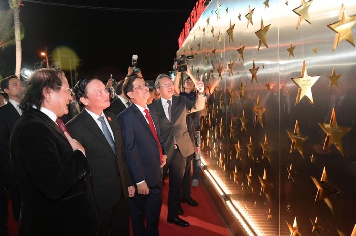 Các vị đại biểu tham quan công trình Bức tường danh vọng.