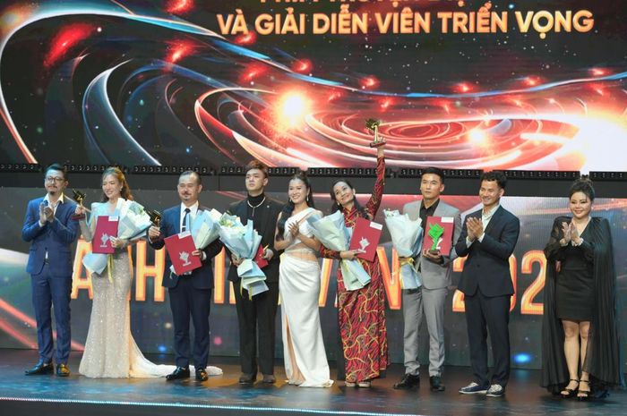 Trao giải nam, nữ diễn viên phụ xuất sắc phim truyện truyền hình, phim truyện điện ảnh và giải diễn viên triển vọng.