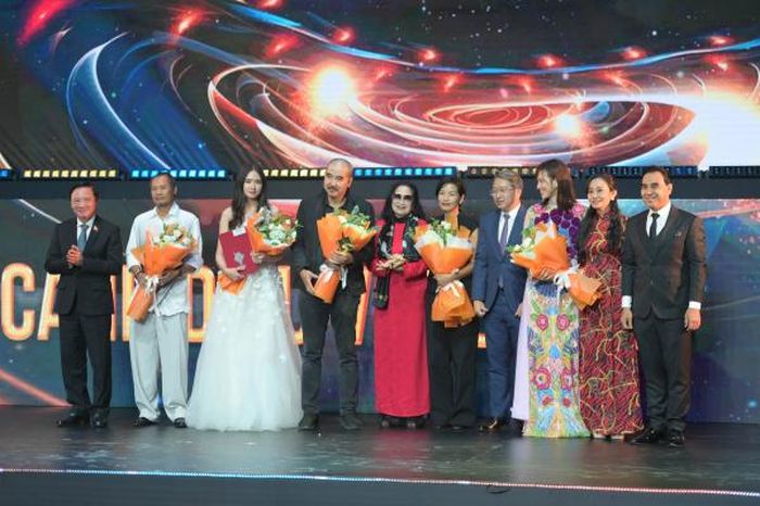 Phó Chủ tịch Quốc hội Nguyễn Khắc Định và Bí thư Tỉnh ủy Khánh Hòa Nguyễn Hải Ninh trao giải Cánh diều vàng 2023 hạng mục phim truyện điện ảnh cho ê kíp làm phim “Tro tàn rực rỡ”.