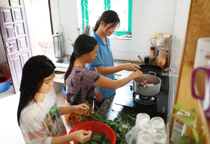 Cùng nhau vào bếp chuẩn bị bữa cơm.