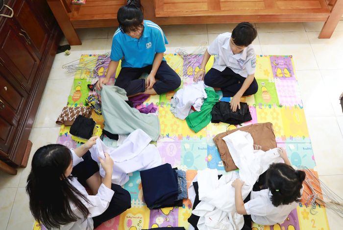 Gấp quần áo, chia sẻ việc nhà với nhau.