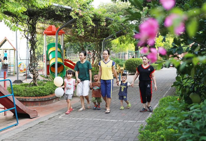 Các "mẹ" trên đường đón con về làng sau giờ tan trường.