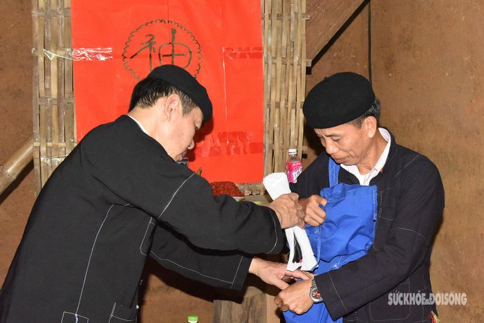 Ông đưa (bên nhà gái) sẽ giao tờ giấy đã ghi số mệnh cô dâu cho ông mối.