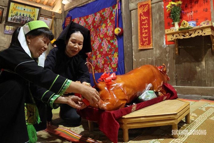 Nhà trai sửa soạn lễ vật mang sang nhà gái.