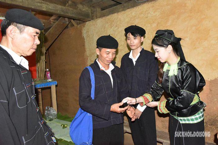 Ông mối chúc phúc cho vợ chồng cô dâu chú rể.