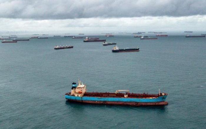 Những chiếc tàu đang phải thả neo chờ đến lượt để qua kênh đào Panama.