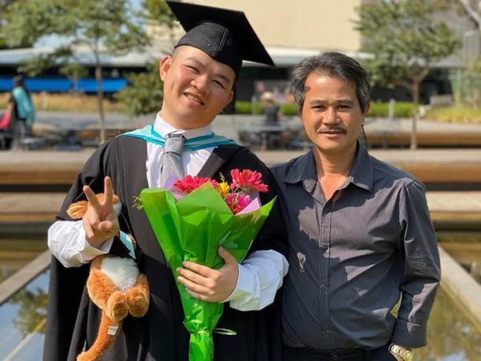 Phương Vinh gác lại tấm bằng thạc sỹ kinh tế