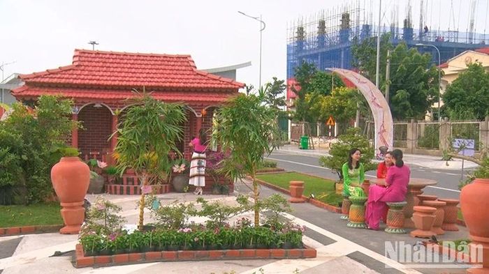 Căn nhà mô hình gốm đỏ Vĩnh Long.
