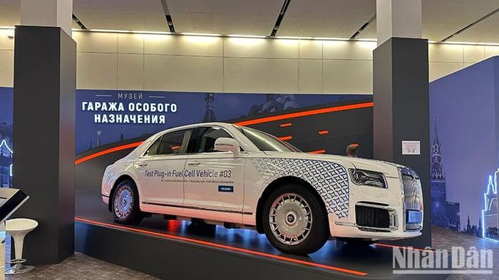Chiếc xe Limousine thời thượng được trưng bày tại triển lãm. (Ảnh: THÙY VÂN)