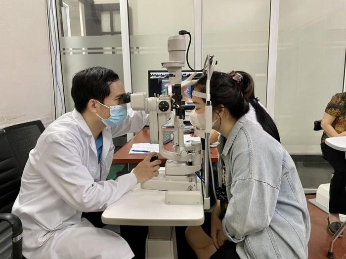 Khi có các dấu hiệu đau mắt đỏ, người bệnh cần tới khám và điều trị tại các phòng khám chuyên khoa mắt