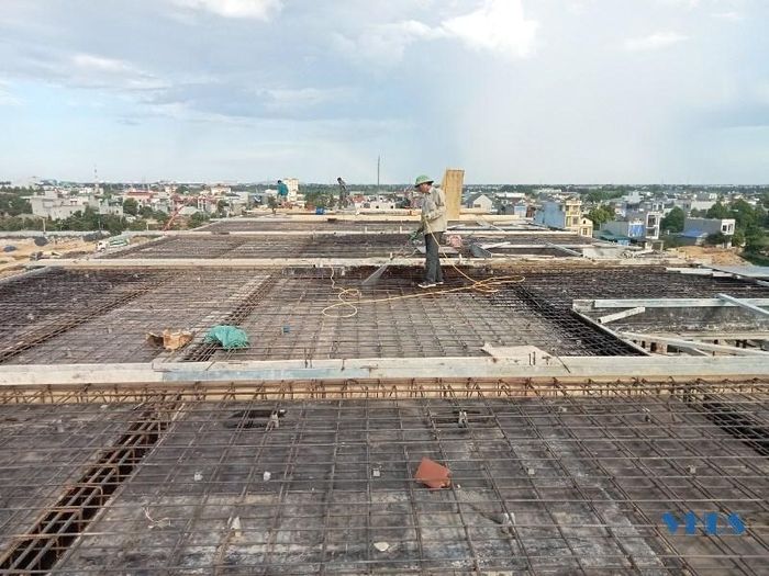 Quá trình lắp dựng sắt trên cao luôn tiềm ẩn nhiều nguy hiểm.